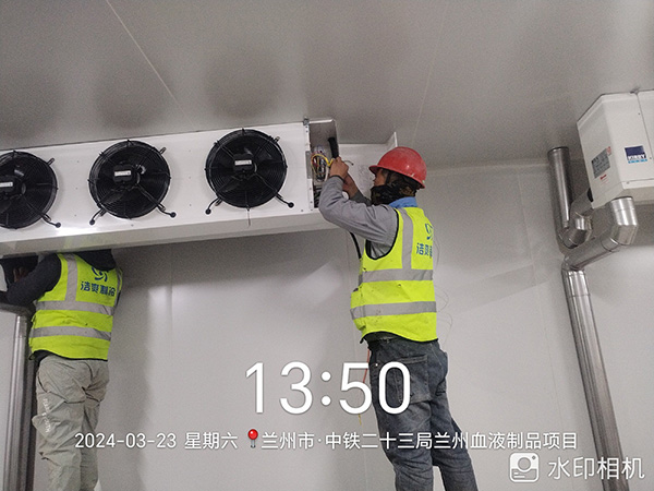 圖為浩爽工人正在安裝冷庫風(fēng)機